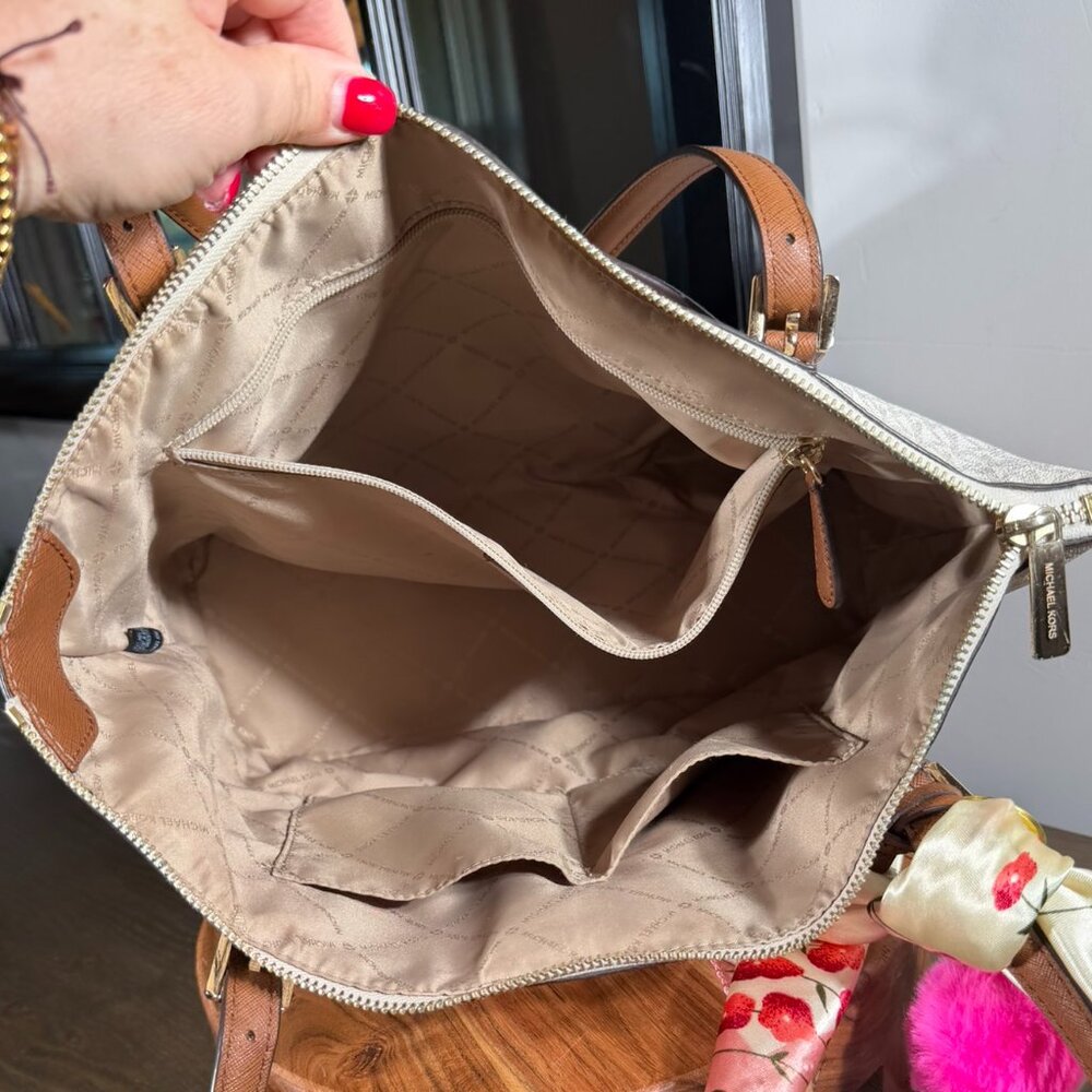 Michael Kors MK Signature Tote Bag — Vanilla & Acorn Monogram - Picture 15 of 16